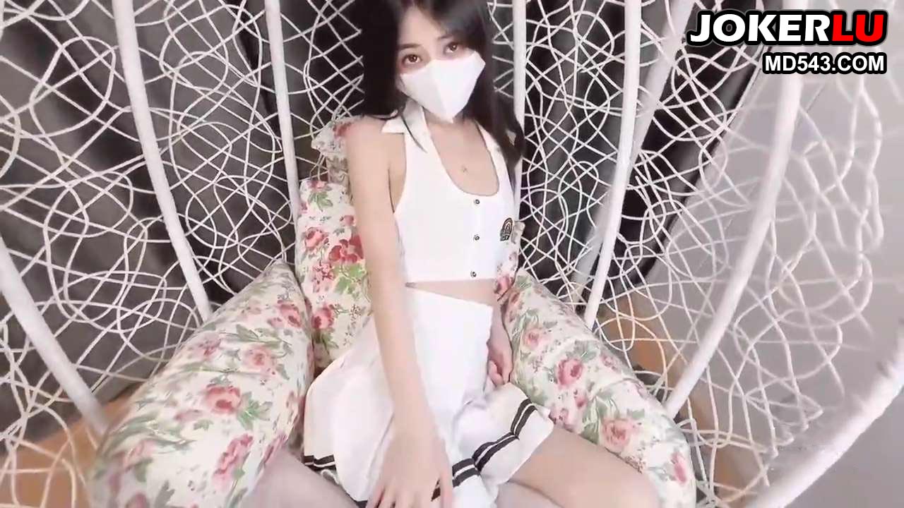 约放假的美乳学妹到酒店吊椅上做爱