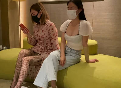 约会两个超骚御姐玩双飞 斯文禽兽